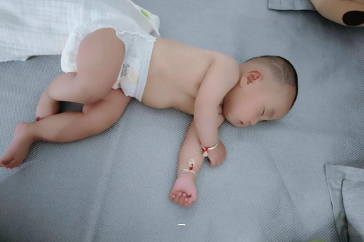 包生男孩正规公司宝宝老打喷嚏怎么办